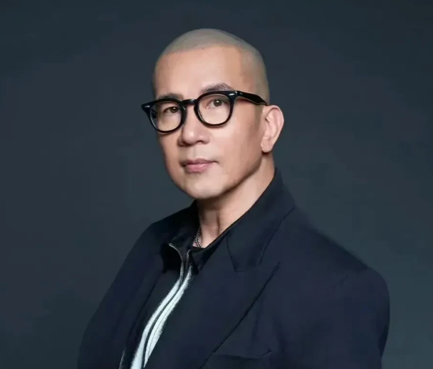 54岁的具俊晔，又和医美广告续约了。

不知道医美公司，是怎么想的，让一个老头子