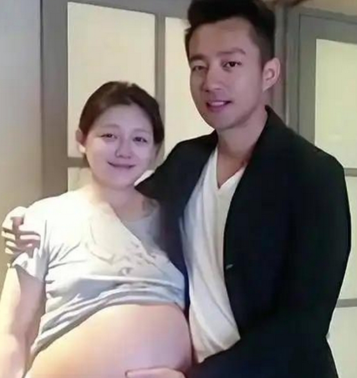 网上在说大S为汪小菲拼命生下2个孩子，所以才导致身体状况极差。
其实大S年轻时候