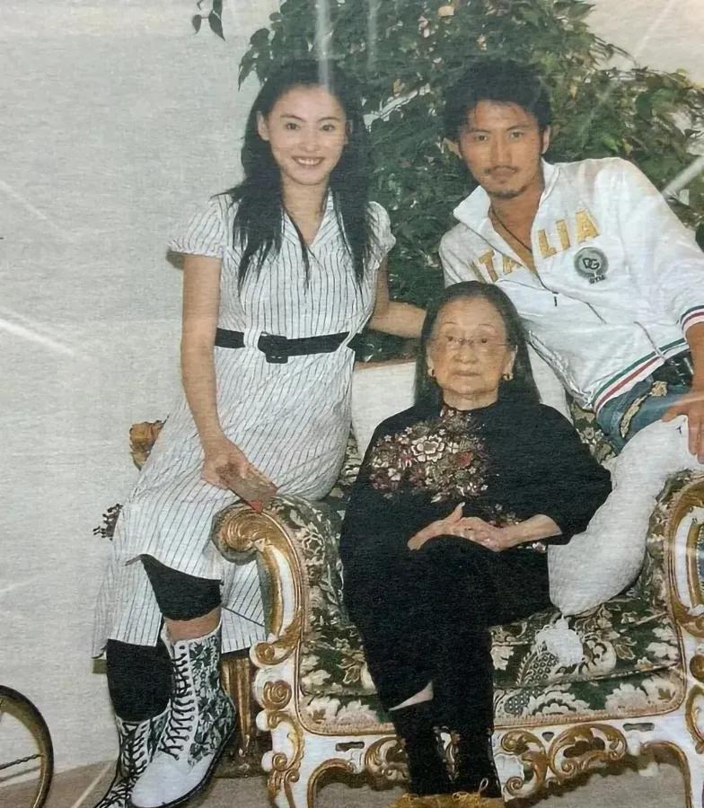 2006年，谢霆锋带张柏芝去看望温哥华奶奶。
两人一左一右依偎在奶奶肩膀上，好幸