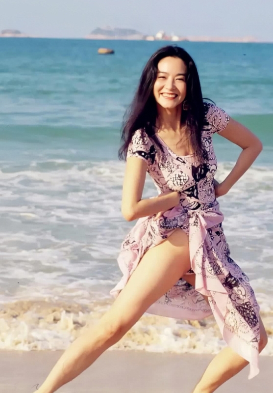 林青霞少女时在海边游玩的留影，也是她美貌的巅峰时刻。镜头下的她长发飘飘，身穿长裙