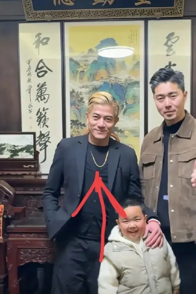 郭富城也太俗了吧！

大金链子挂在胸前，这都什么年代了，普通老百姓都不会这如此打