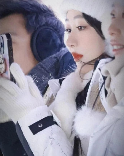 杨紫来哈尔滨参加活动啦！那照片一出来，简直萌翻众人。她戴着帽子和围巾，整个人就像