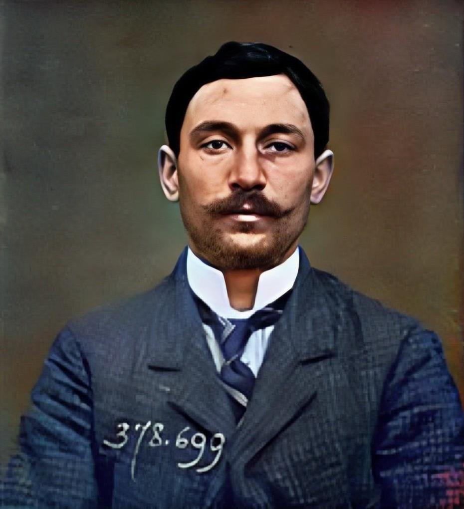 1911年，意大利人文森佐·佩鲁贾偷走了藏在卢浮宫内的世界名画《蒙娜丽莎》，他之