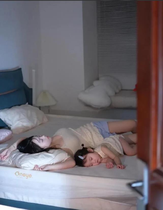 母女同眠，最温暖的画面，是你在我身旁。