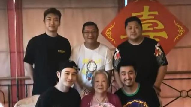 “姥姥我想你了”黄晓明发长文悼念95岁的姥姥，网友：都是他气的