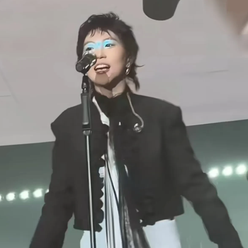 窦靖童跟她妈妈王菲一样，什么妆造都能驾驭，这不，这么亮的蓝色眼影，竟然给她Hou