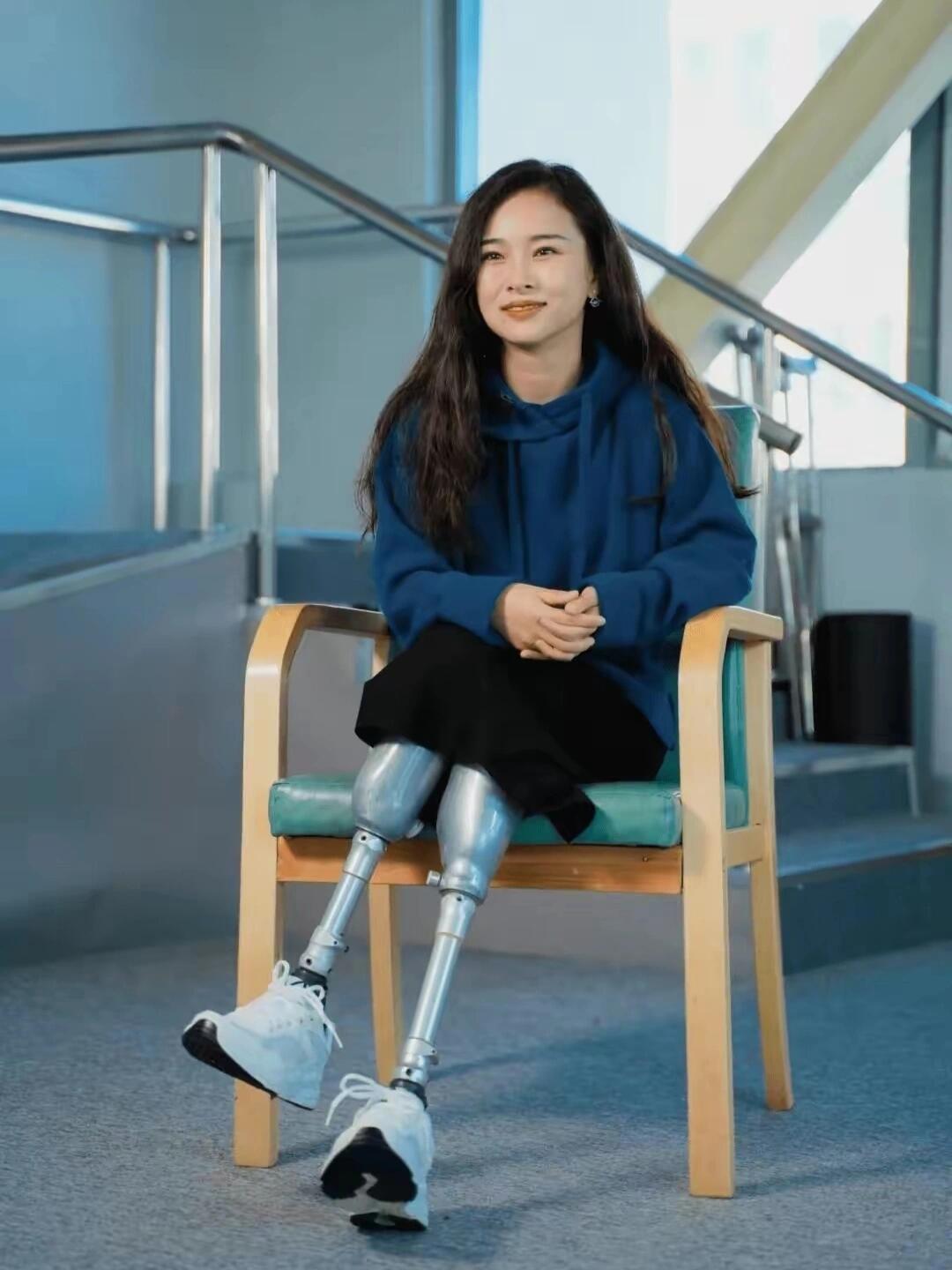 世界以痛吻廖智，而廖智却报之以歌