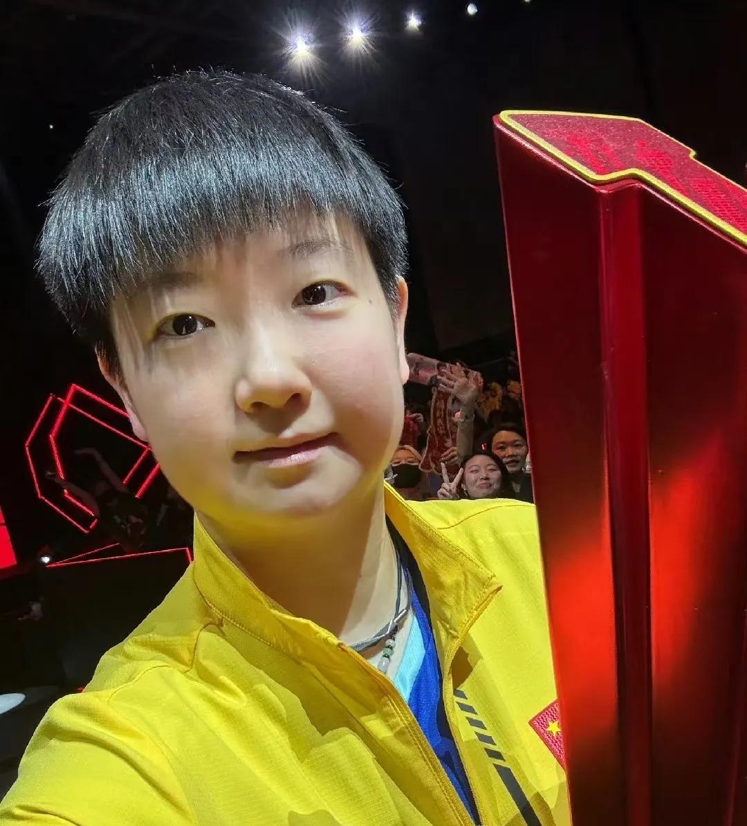 世界排名第一的乒乓球运动员孙颖莎说，10岁开始，我就立志要成为张怡宁。
2000