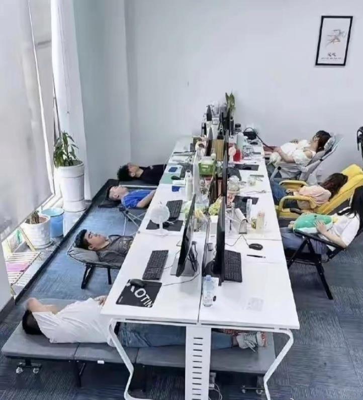 某公司午睡照片曝光，多多少少有点尴尬了