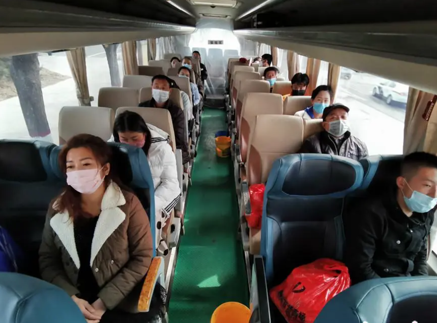 广东深圳，一女子和朋友共50人，包了一辆专车，从广东回到河南，约定价格为9000