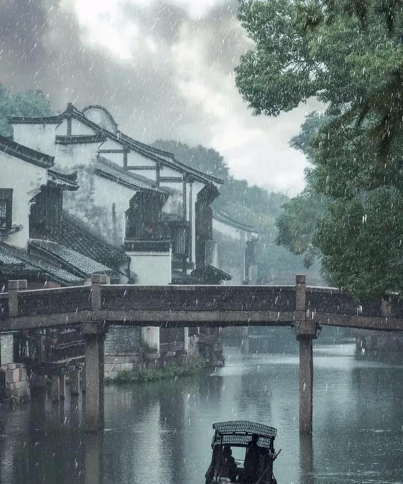 卷浪清风吹雨飞，
柳枝垂岸待船归。
西楼人望幽幽夜，
窗下依稀晃烛辉。
——作者