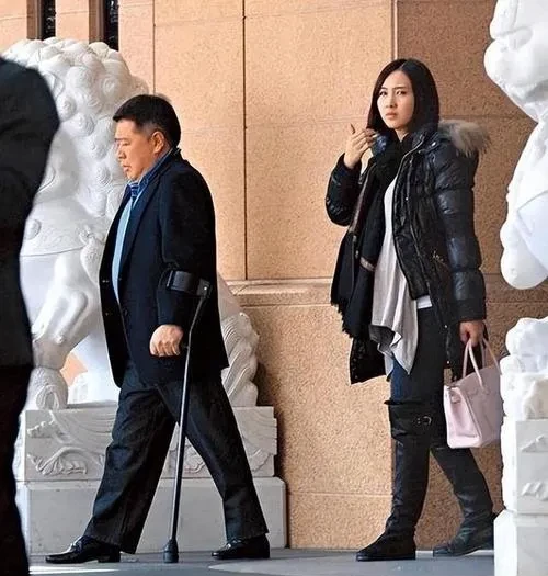 香港曾经的梨涡女神黎姿，20年前美到极致，颜值和身材都是顶级的。如今她和大她15
