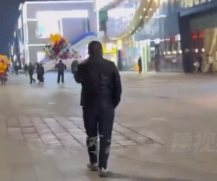 12月1日，河南安阳一宝妈抱着胳膊脱臼的孩子在路中求助，一名大哥上前查看后，一秒