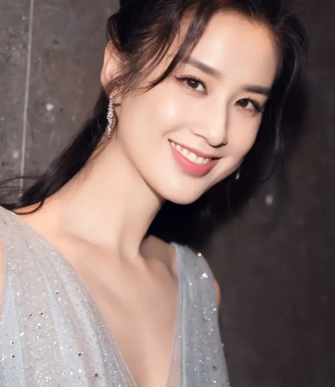 对于黄圣依，我真的不理解！
第一，出身于书香门第，毕业于北京电影学院表演系，跟杨