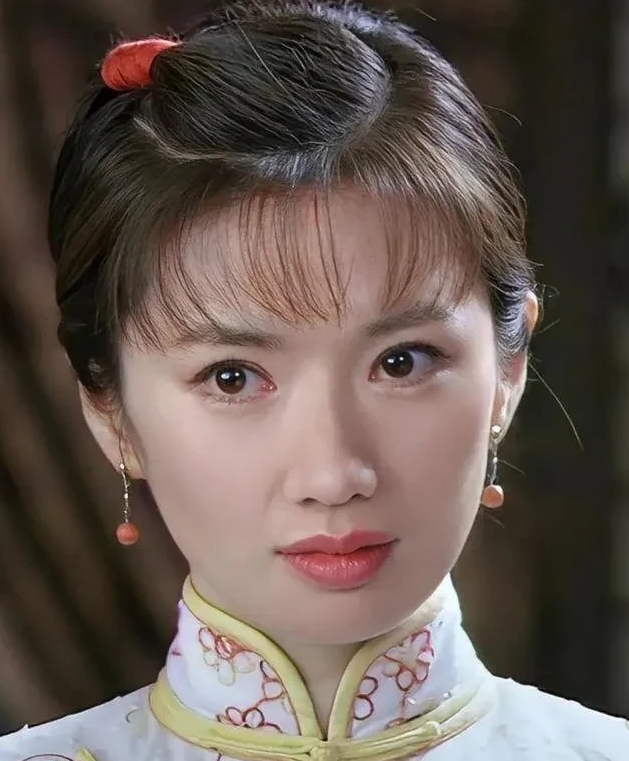 电视剧《国色芳华》持续热播中，主演阵容星光熠熠，杨紫携手李现领衔，分别饰演女主何
