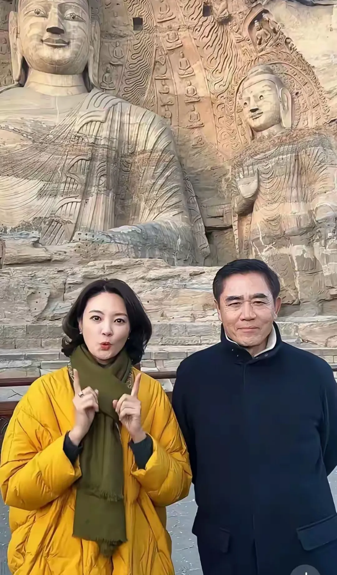 陈宝国和一女子在大同云冈石窟前合影，旁边这位盛世美颜的女子是谁？
