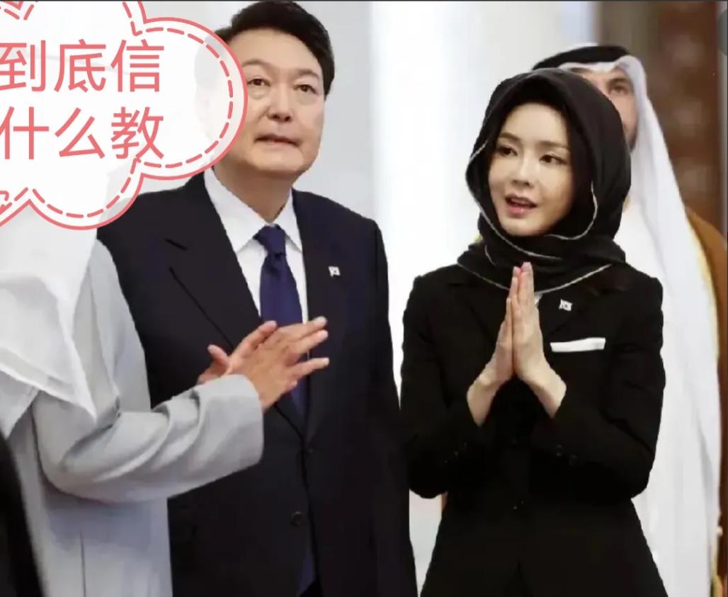 尹锡悦在官邸举行圣诞节感谢礼拜，我发现三个不得不提的细节：

1.这两口子无视