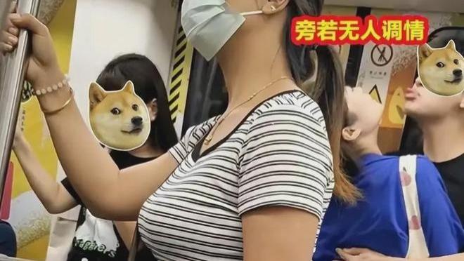 情侣地铁上秀恩爱，又亲又抱还摸对方下体，乘客：恶心