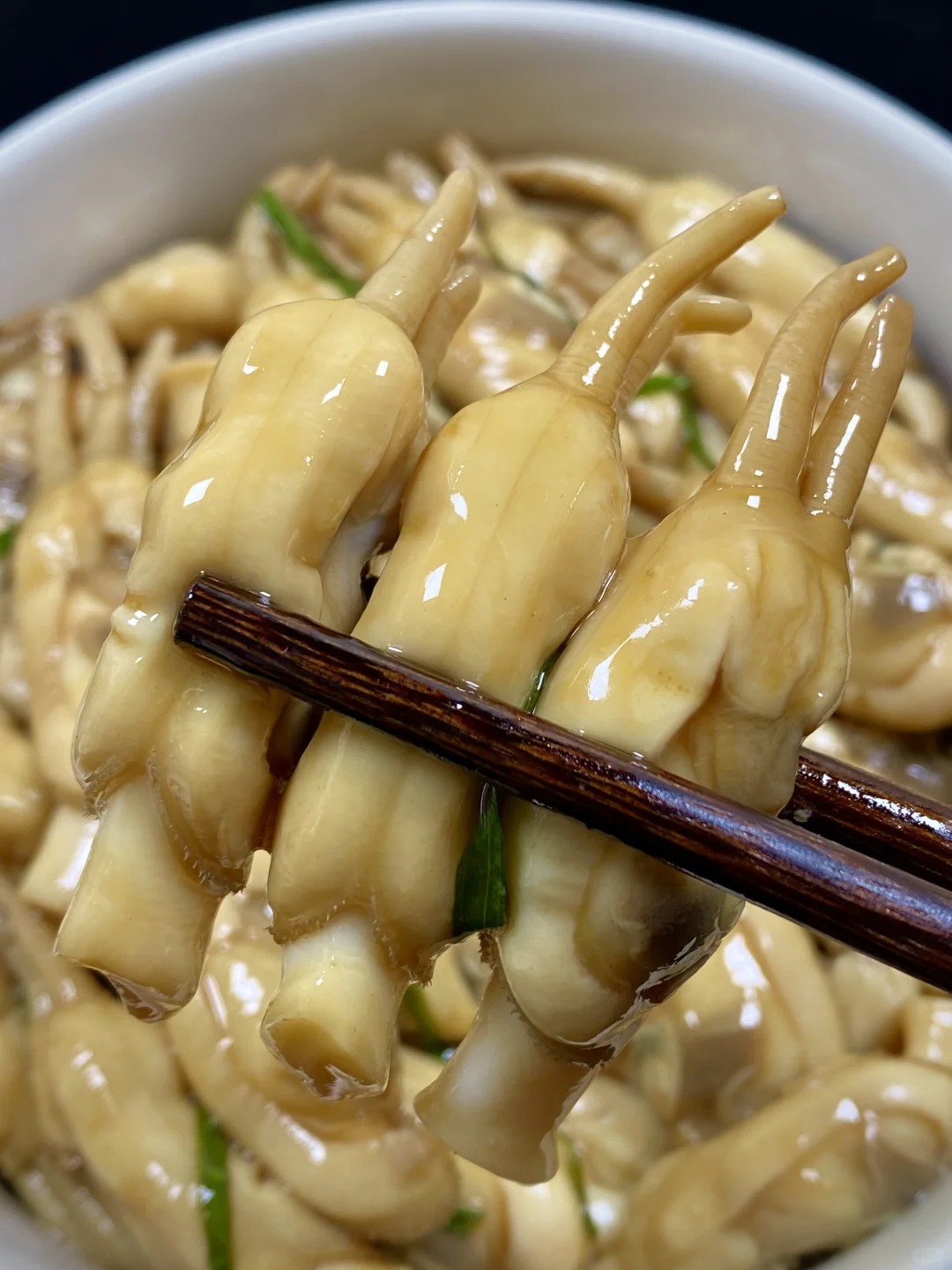 想告诉全世界，这玩意真的巨巨巨好吃！！
香迷糊了！这个葱油蛏子真的泰好吃啦！
鲜