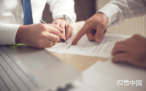 在公司被领导欺负，我淡定地掏出手机，给公司董事长打电话。  “爸，咱们公司有人搞职场霸凌。”