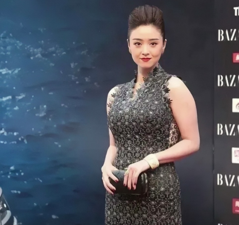 微胖女神蒋欣，珠圆玉润的身材让人眼前一亮，气质在线！镜头下的蒋欣五官精致，肌肤如