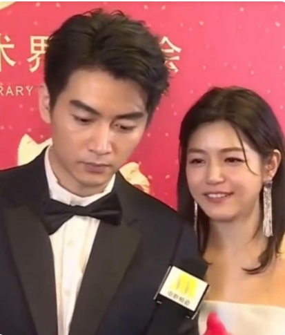 爱与不爱真的很明显，那年陈晓和陈妍希上春晚的时候，就已经有端倪了。

陈妍希满眼