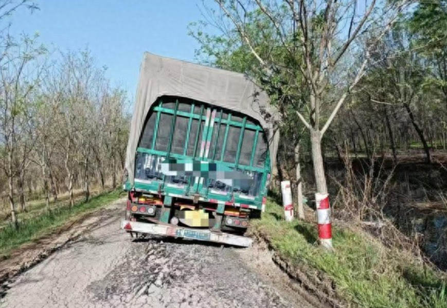 碰到豆腐渣工程了？山东，大货车压坏了乡村公路，定损金额159万元，谁知交警达到现