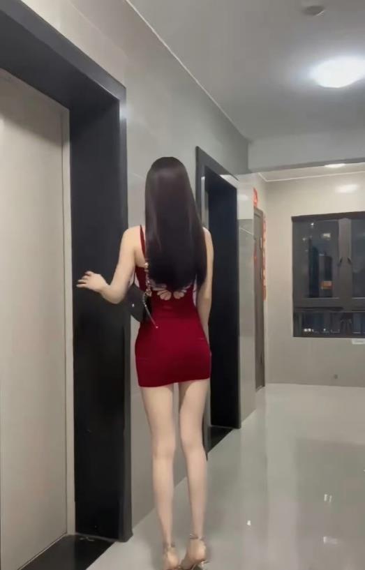 晚上碰着邻居 红衣服吓我一跳