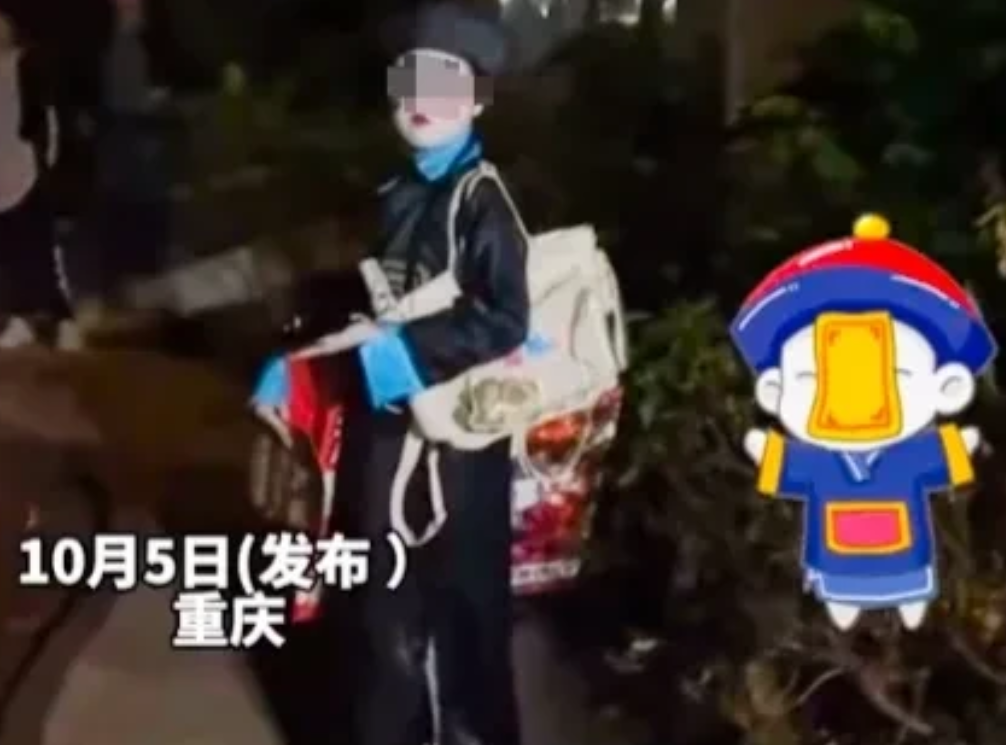 这是故意的吧！重庆一女子深夜穿“僵尸服”回家，还用一张杂志挡住脸，谁知路过一遛狗