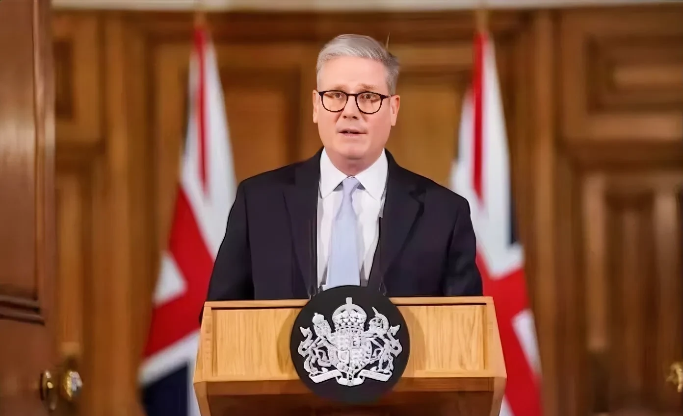 专业搅屎棍子！

英国首相斯塔默说：“那种认为我们必须在特朗普和欧洲之间做出选择