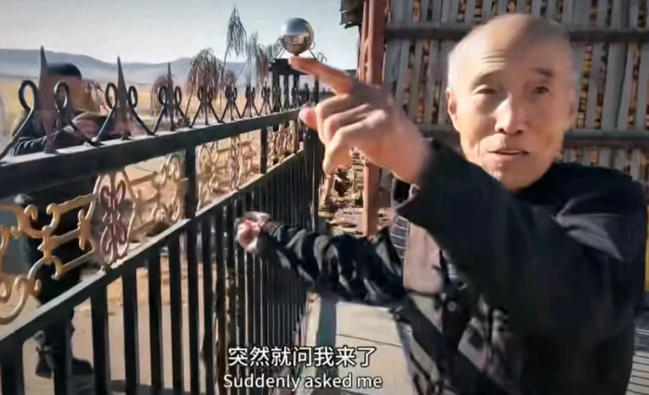 视频监控显示，野生老虎力量很大把铁门都硬生生给撞弯了，老虎脑袋一个大包
老爷子算