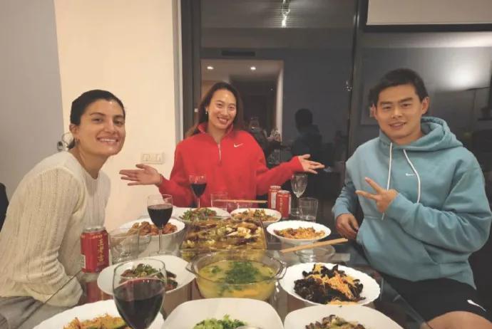 郑新文分享了自己的年夜饭，这是自己妈妈为小郑准备的一桌丰盛的年夜饭，郑钦文的理疗