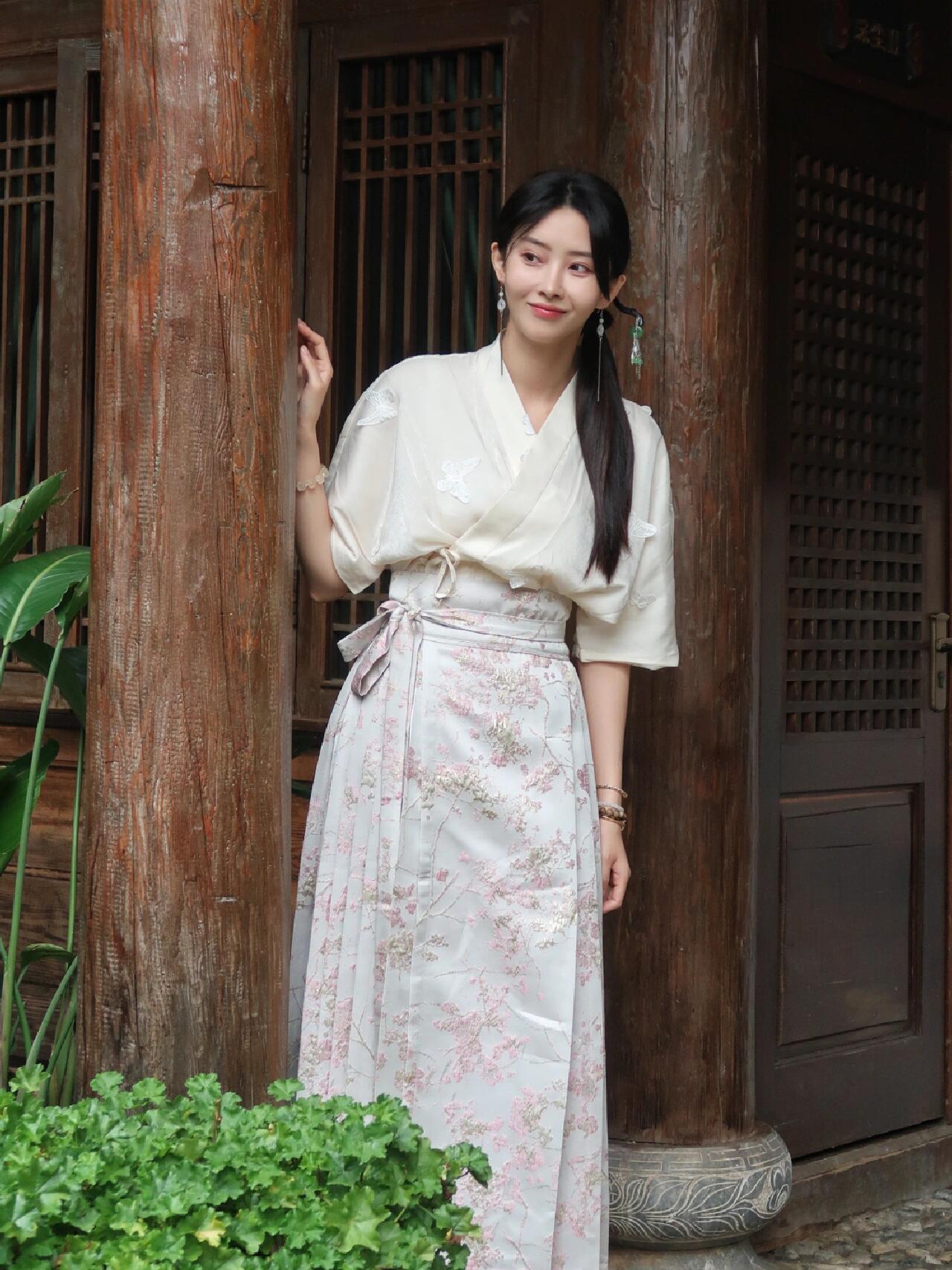 胡丹丹，一位多才多艺、备受瞩目的女艺人