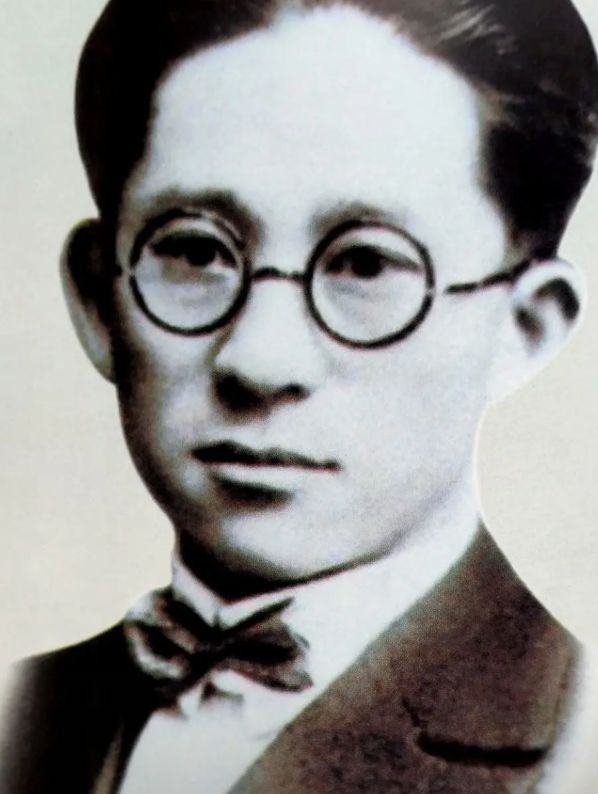1923年，车耀先被敌人打碎颅骨，战友以为他死了，就把他丢进弹坑，就地掩埋，不料