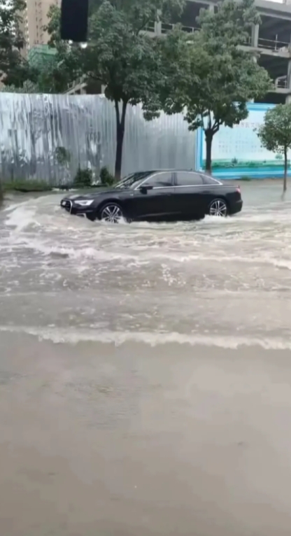 暴雨前的预警，河南政府和气象台等部门通过不同的途径进行了发布。在极端天气来临时，