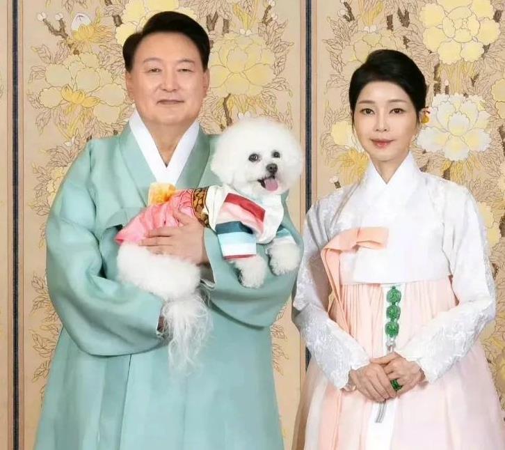韩媒称，为振兴传统文化产业，韩国政府拟将每月最后一周的周三设定为韩服日，并鼓励公