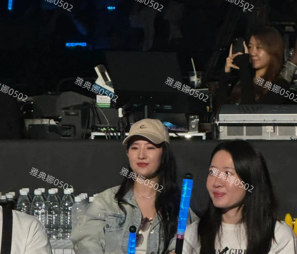 刘亦菲本人并没有网上吹得那么美那么仙，37岁的她身材发福双下巴，笑起来露牙肉。