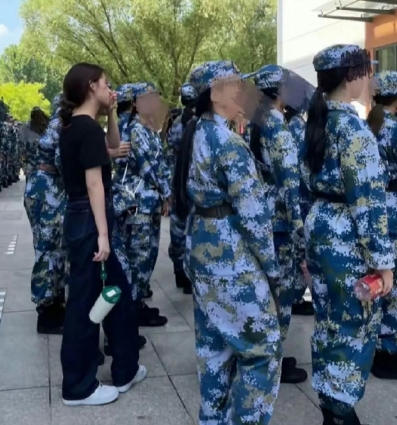 李闽轩没穿军训服