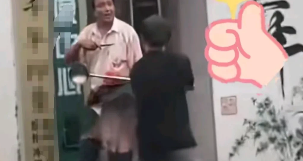 江苏苏州发生一起惨烈的持刀伤人事件，一卤菜店小哥英雄救美，在网络上吵得沸沸扬扬，