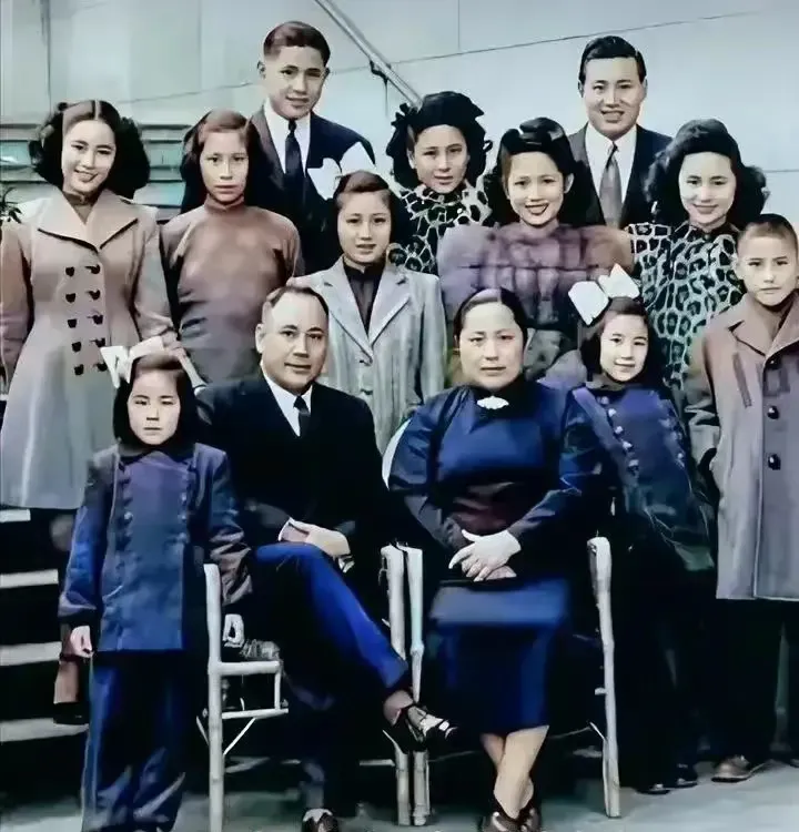 1947年上海滩最后的贵族，大资本家郭标全家福，子女们衣着讲究，颜值比过明星。2