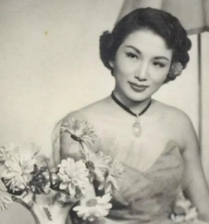 1912年，20岁的富豪女儿陈寒蕊与50岁的北洋军阀结了婚,洞房花烛，新娘双眼通