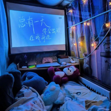    谁能知晓这个宿舍床的价值所在？  