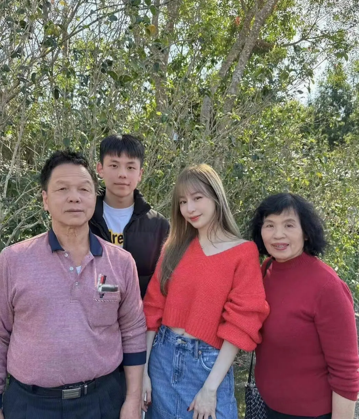 王心凌家人丁兴旺过年好热闹，年过四十的她好白好年轻，这样的大家族过年一定很有趣，