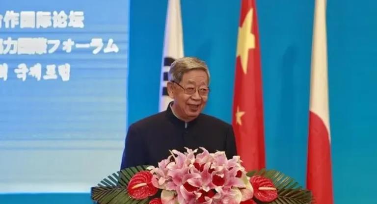 越南政治舞台近期风云变幻，前领袖农德孟在苏林掌舵时期意外现身公众面前，这一震撼性