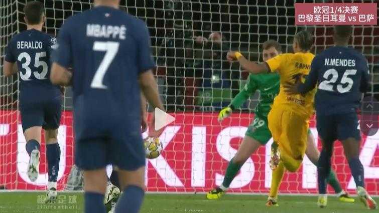 欧冠激战！莱万登贝莱建功，巴黎圣日耳曼2比3憾负巴萨，姆巴佩哑火引关注