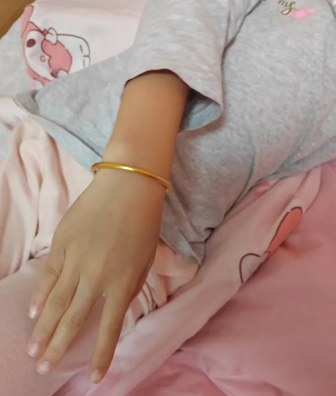 大过年的，被女儿感动到了。

我问女儿你今年收了多少红包？

她说爷爷奶奶200