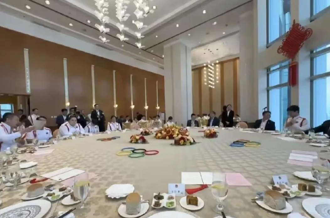 十四亿国人，看着你们围着桌子吃这顿国庆晚宴，这要有多大的面子，功劳和身份的人才能