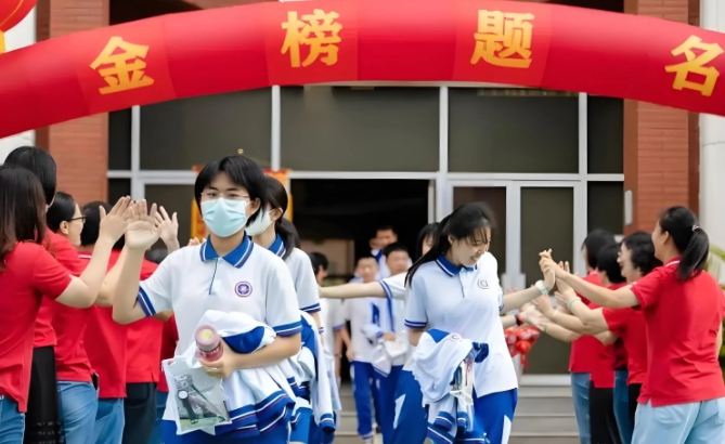 中考为什么不允许复读了？现在回头看，原因其实很简单：

1.为了体现教育的公平。