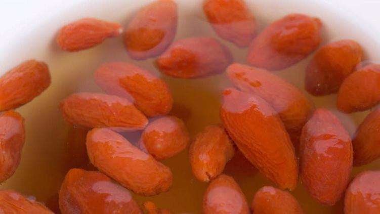 枸杞不仅能增精，还能降血糖？枸杞干吃好，还是泡水好？答案来了