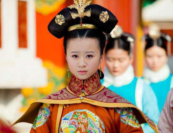嘉庆一继位，13岁的富察氏就欢欢喜喜地被选进了后宫，等着侍寝呢。大殿里烛光摇曳，
